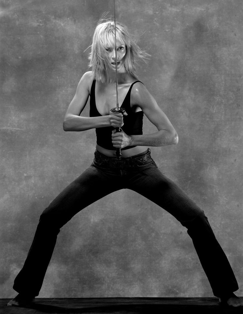 Albert WATSON (*1942, Scotland): Uma Thurman with Samurai Sword, New York City – Christophe Guye Galerie