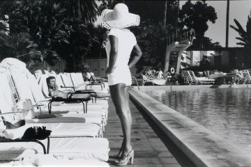 Anthony Friedkin: Woman by the Pool, Beverly Hills Hotel, Beverly Hills, California, U.S.A. – Christophe Guye Galerie