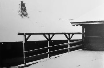Balthasar BURKHARD (1944–2010, Switzerland): Col de la Croix (Landwirtschaftsgebäude im Neuschnee) – Christophe Guye Galerie