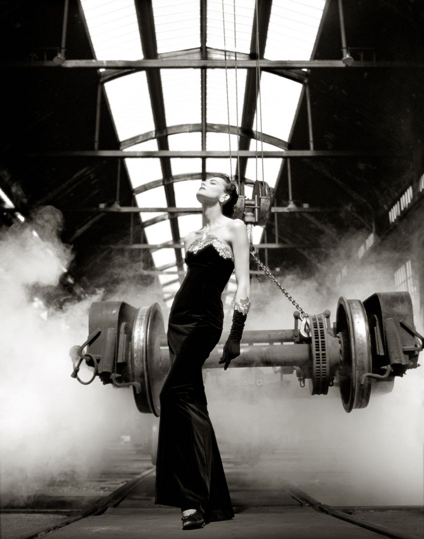 Albert WATSON (*1942, Scotland): Inès de La Fressange in Chanel, Paris – Christophe Guye Galerie