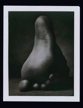 Albert WATSON (*1942, Scotland): Foot, New York City – Christophe Guye Galerie