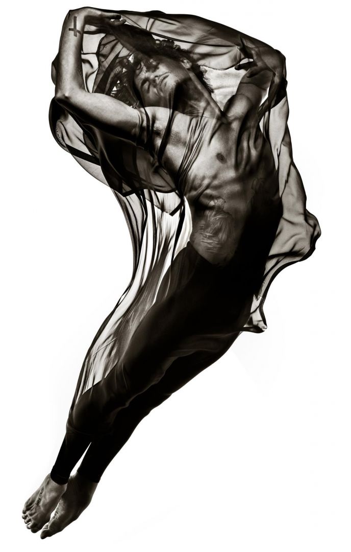 Albert WATSON (*1942, Scotland): Sergei Polunin, Wrapped in Fabric, New York City – Christophe Guye Galerie
