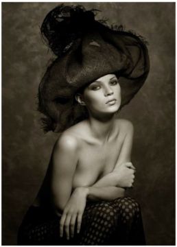 Albert WATSON (*1942, Scotland): Kate Moss (Hat) Marrakech – Christophe Guye Galerie