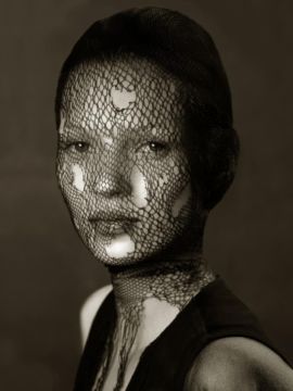 Albert WATSON (*1942, Scotland): Kate Moss (Veil) – Christophe Guye Galerie