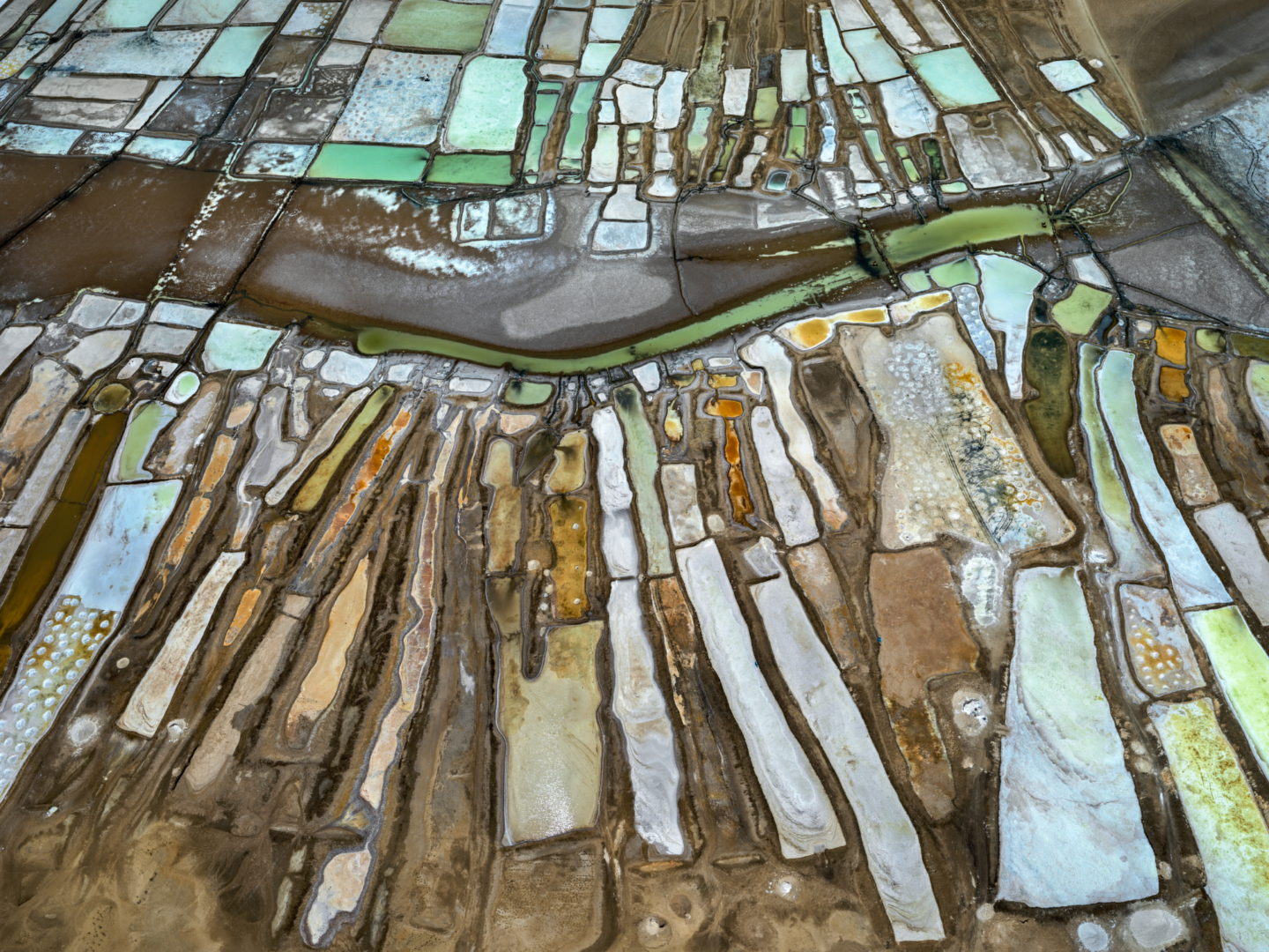 Edward BURTYNSKY (*1955, Canada): Salt Ponds #6, Near Tikat Banguel, Senegal – Christophe Guye Galerie