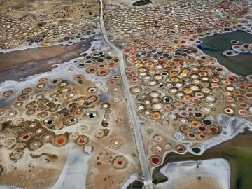Edward BURTYNSKY (*1955, Canada): Salt Ponds #4, Near Naglou Sam Sam, Senegal – Christophe Guye Galerie