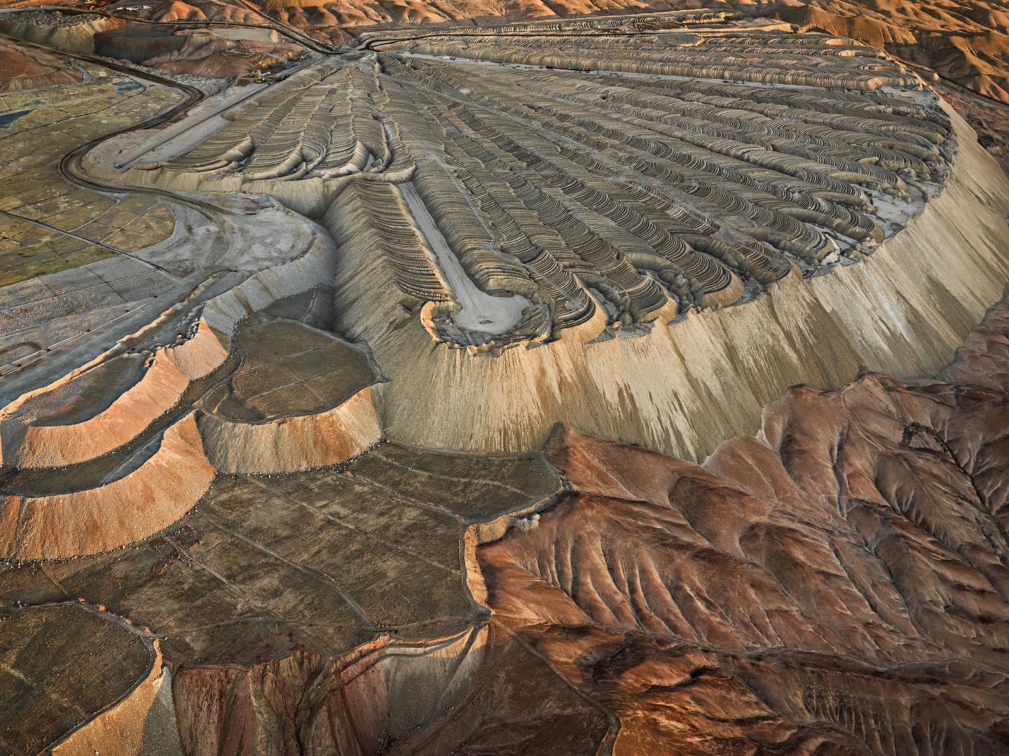 Edward BURTYNSKY (*1955, Canada): Chuquicamata Copper Mine Overburden #2, Calama, Chile – Christophe Guye Galerie