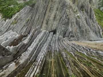 Edward BURTYNSKY (*1955, Canada): Basque Coast #1, UNESCO Geopark, Zumaia, Spain – Christophe Guye Galerie