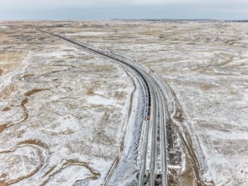 Edward BURTYNSKY (*1955, Canada): Coal Train, Near Gillette, Wyoming, USA – Christophe Guye Galerie