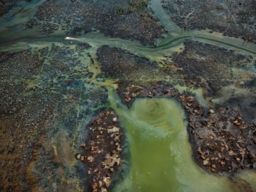 Edward BURTYNSKY (*1955, Canada): Oil Bunkering #4, Niger Delta, Nigeria – Christophe Guye Galerie