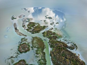 Edward BURTYNSKY (*1955, Canada): Phosphor Tailings #6, Near Lakeland, Florida, USA – Christophe Guye Galerie