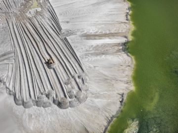 Edward BURTYNSKY (*1955, Canada): Phosphor Tailings Pond #4, Near Lakeland, Florida, USA – Christophe Guye Galerie