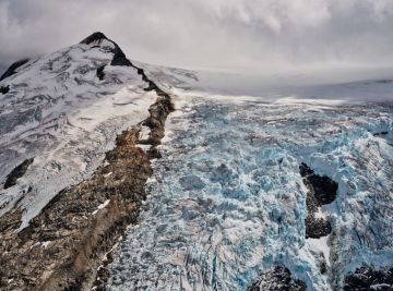 Edward BURTYNSKY (*1955, Canada): Coast Mountains #20, Monarch Ice Cap, British Columbia, Canada – Christophe Guye Galerie