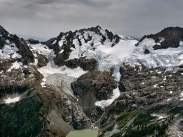 Edward BURTYNSKY (*1955, Canada): Coast Mountains #1, Tantalus Range, British Columbia, Canada – Christophe Guye Galerie