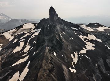 Edward BURTYNSKY (*1955, Canada): Coast Mountains #2, The Black Tusk, British Columbia, Canada – Christophe Guye Galerie