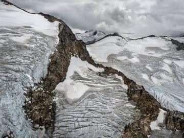 Edward BURTYNSKY (*1955, Canada): Coast Mountains #22, Glacier with Firn Snow, British Columbia, Canada – Christophe Guye Galerie