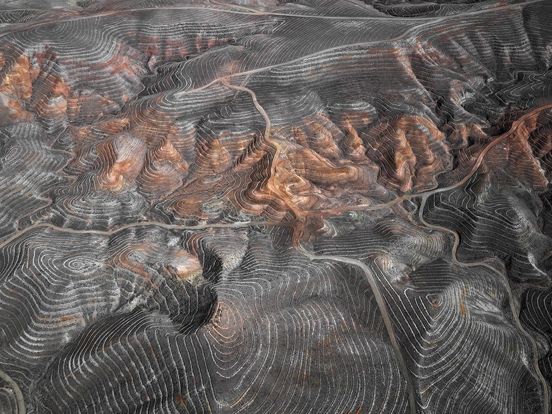 Edward BURTYNSKY (*1955, Canada): Erosion Control #2, Yesilhisar, Central Anatolia, Türkiye – Christophe Guye Galerie