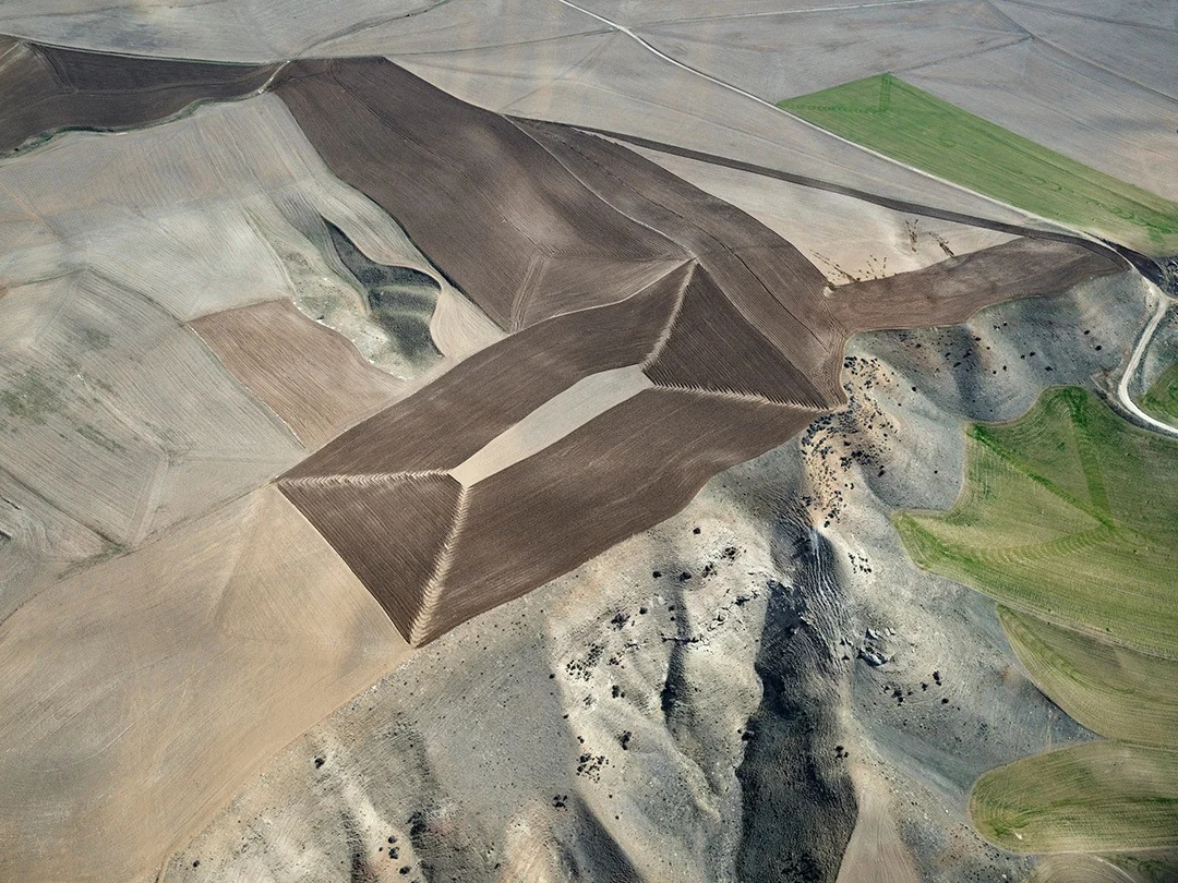 Edward BURTYNSKY (*1955, Canada): Farming #3, Cıngıl, Ankara Province, Türkiye – Christophe Guye Galerie