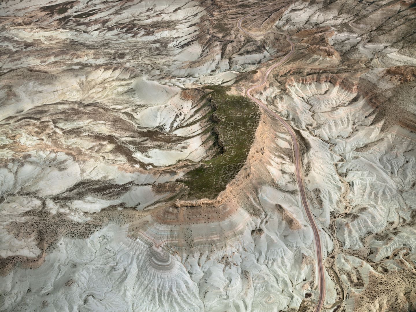 Edward BURTYNSKY (*1955, Canada): Erosion #1, near Kırbaşı, Beypazarı/Ankara, Türkiye – Christophe Guye Galerie