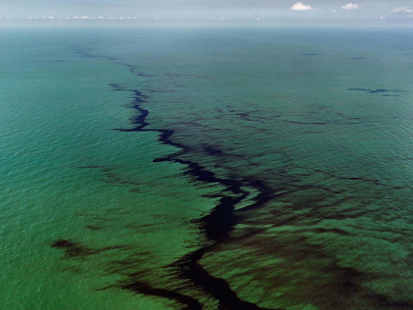 Edward BURTYNSKY (*1955, Canada): Oil Spill #10, Oil Slick at Rip Tide, Gulf of Mexico, June 24, 2010 – Christophe Guye Galerie