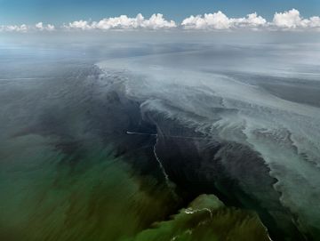 Edward BURTYNSKY (*1955, Canada): Oil Spill #13, Mississippi Delta, Gulf of Mexico, June 24, 2010 – Christophe Guye Galerie