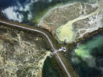 Edward BURTYNSKY (*1955, Canada): Phosphor Tailings Ponds #3, Polk County, Florida, USA – Christophe Guye Galerie