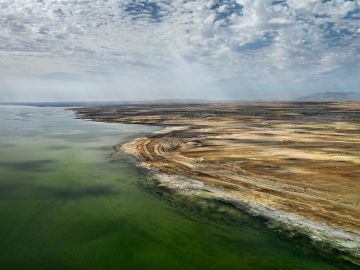 Edward BURTYNSKY (*1955, Canada): Salton Sea #1, Eastern Shore, California, USA – Christophe Guye Galerie