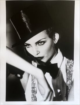 Ellen VON UNWERTH (*1954, Germany): Chapeau Claque, Nadja Auermann, Marocco – Christophe Guye Galerie