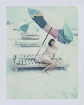 Ellen VON UNWERTH (*1954, Germany): Beach Blues, Kate Moss – Christophe Guye Galerie