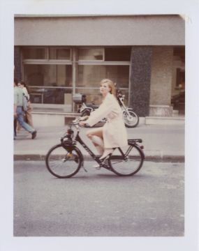 Ellen VON UNWERTH (*1954, Germany): Ecological, Kate Moss, Paris – Christophe Guye Galerie