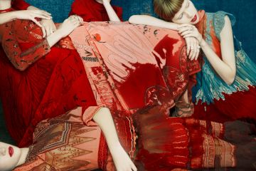 Erik MADIGAN HECK (*1983, United States): Hands Draped Over Fabric – Christophe Guye Galerie