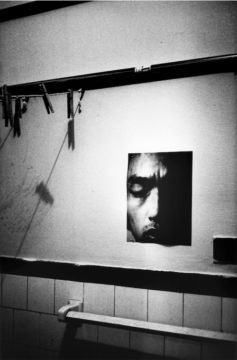 Jehsong BAAK (*1967, Korea): Self-portrait on the wall, New York  – Christophe Guye Galerie