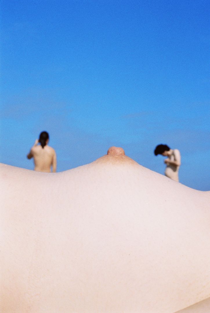 JOHN Yuyi (*1991, Taiwan): People on the beach 6 – Christophe Guye Galerie
