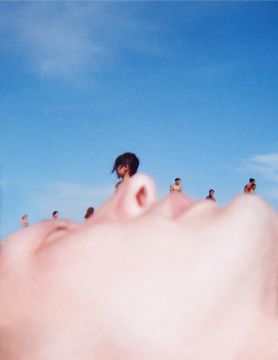 JOHN Yuyi (*1991, Taiwan): People on the beach 1 – Christophe Guye Galerie