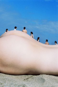 JOHN Yuyi (*1991, Taiwan): People on the beach 2 – Christophe Guye Galerie