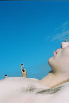 JOHN Yuyi (*1991, Taiwan): People on the beach 3 – Christophe Guye Galerie