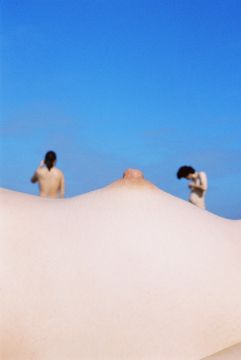 JOHN Yuyi (*1991, Taiwan): People on the beach 6 – Christophe Guye Galerie