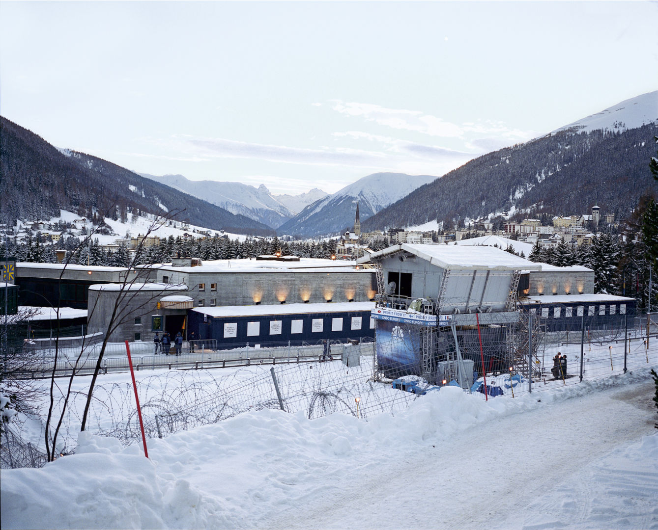 Jules SPINATSCH (*1964, Switzerland): Davos Valley with Congress Center and CNBC Studios (Temporary Discomfort I, The Valley, Davos) – Christophe Guye Galerie