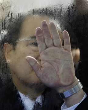 Michael WOLF (1954 – 2019, Germany): Tokyo Compression #80 – Christophe Guye Galerie