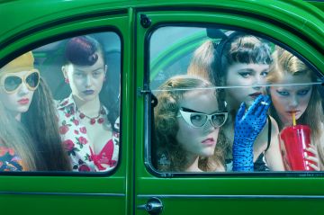 Miles ALDRIDGE (*1964, Great Britain):  Five Girls in a Car #1 – Christophe Guye Galerie