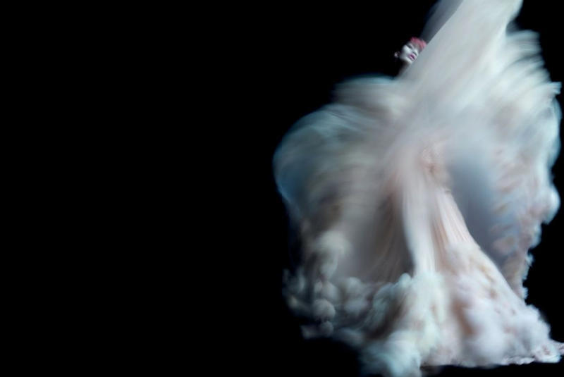 Nick KNIGHT (*1958, Great Britain): Ming Xi wearing Chanel Haute Couture – Christophe Guye Galerie