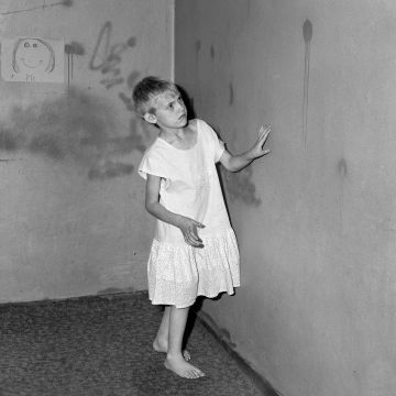 Roger BALLEN (*1950, America/South Africa): Girl in White Dress – Christophe Guye Galerie