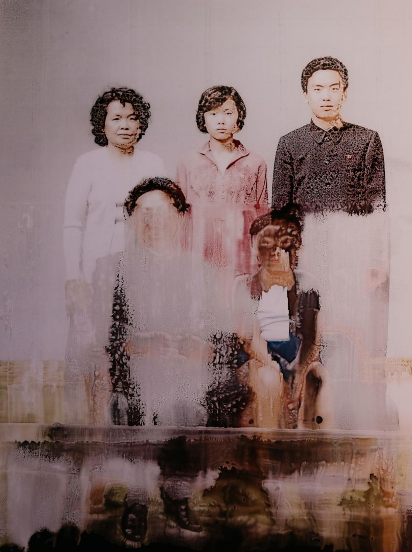 Seba KURTIS (*1974, Argentina): Kim Jong Il With His Oldest Son Kim Jong Nam, 1981 – Christophe Guye Galerie