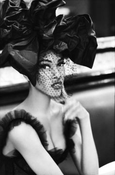 Ellen VON UNWERTH (*1954, Germany): Take the bow, Paris – Christophe Guye Galerie