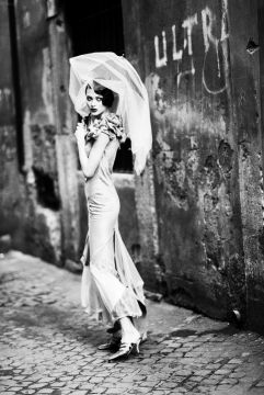 Ellen VON UNWERTH (*1954, Germany): "Cinderella", Shalom Harlow – Christophe Guye Galerie