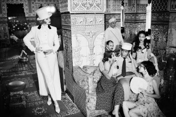 Ellen VON UNWERTH (*1954, Germany): Nadja Auermann, Morocco – Christophe Guye Galerie
