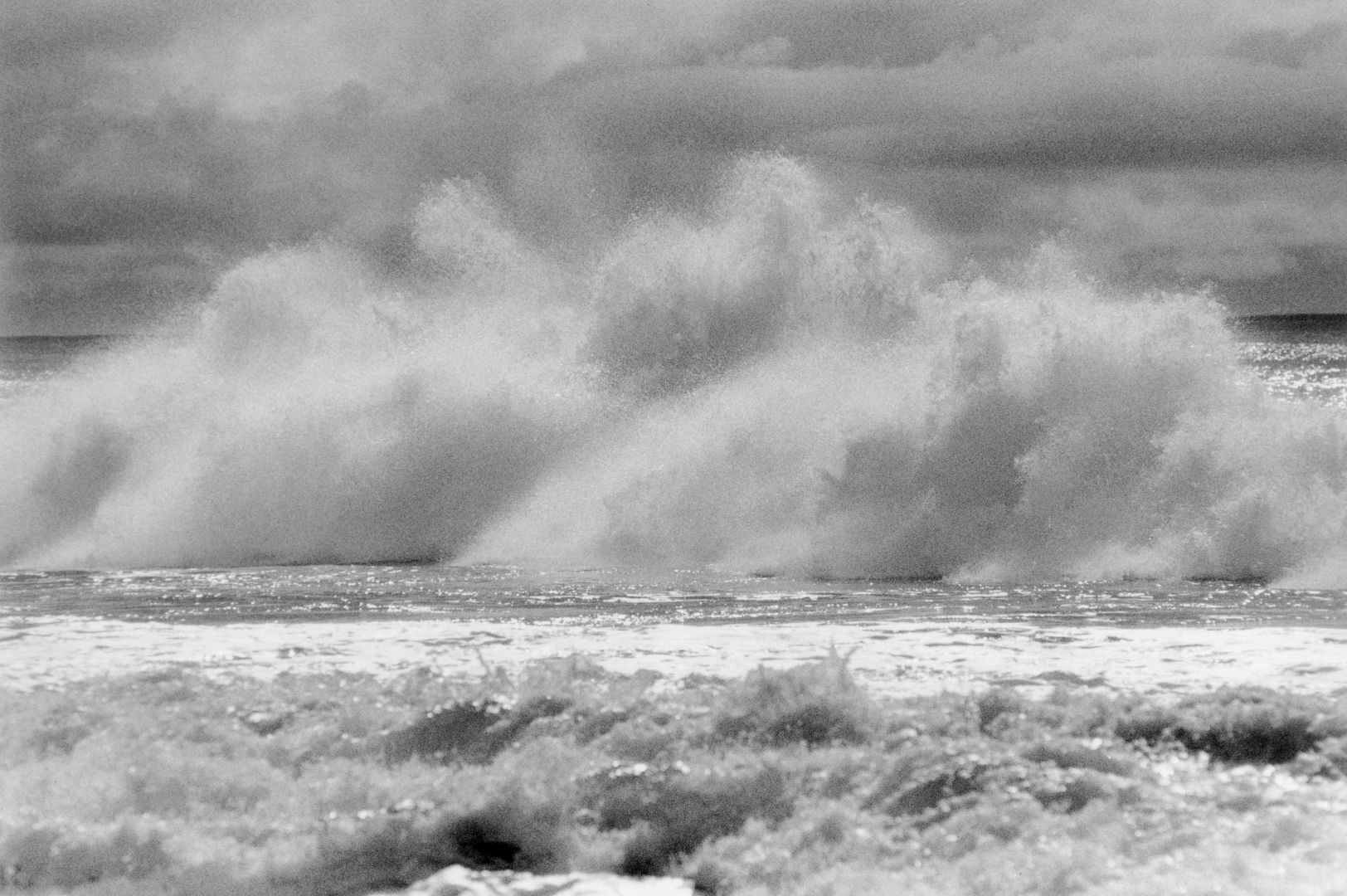 Anthony FRIEDKIN (*1949, America): Powder Wave, Jalama Beach, Santa Barbara, California, U.S.A. – Christophe Guye Galerie