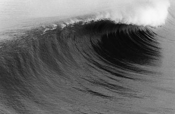Anthony FRIEDKIN (*1949, America): Breaking Wave, Venice Beach, California, U.S.A. – Christophe Guye Galerie
