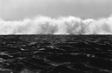 Anthony FRIEDKIN (*1949, America): White Water Wave, Zuma Beach, California, U.S.A. – Christophe Guye Galerie