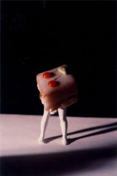 Laurie SIMMONS (*1949, USA): Walking Petit Four (White King) – Christophe Guye Galerie